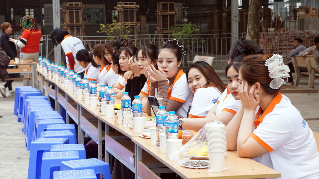 Memorable moments of trainees during the closing ceremony of the hospitality training course for successful candidates in the hospitality skills assessment